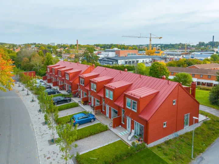 Röda radhus med röda plåttak