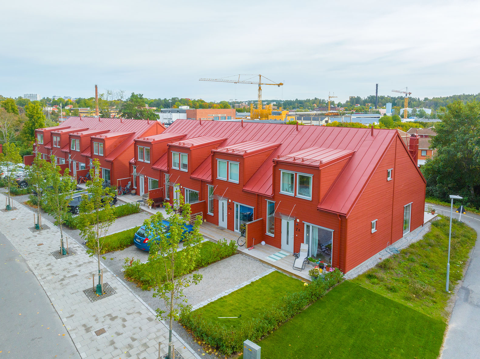 Röda radhus med rött plåttak