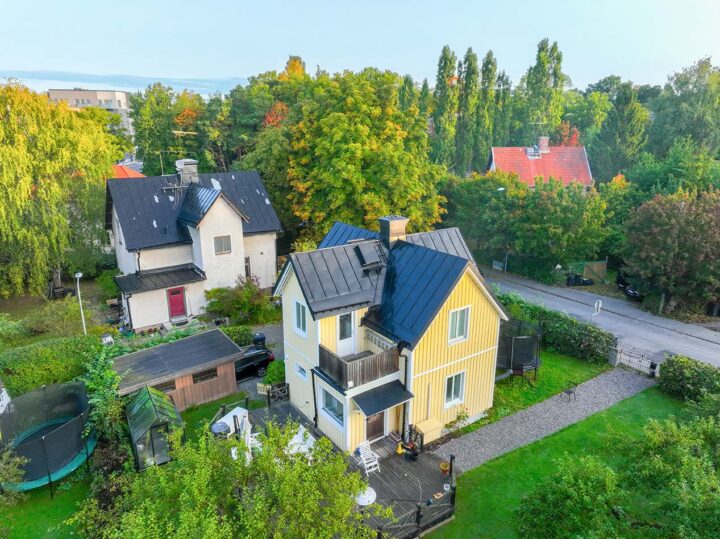 Gul villa med svart plåttak